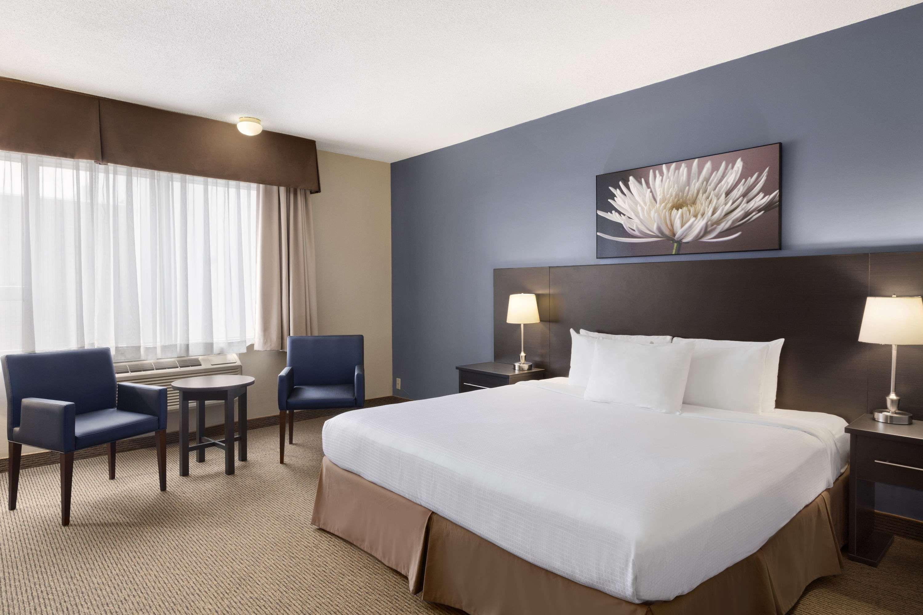 Days Inn By Wyndham Montreal Airport Conference Centre Дорваль Экстерьер фото
