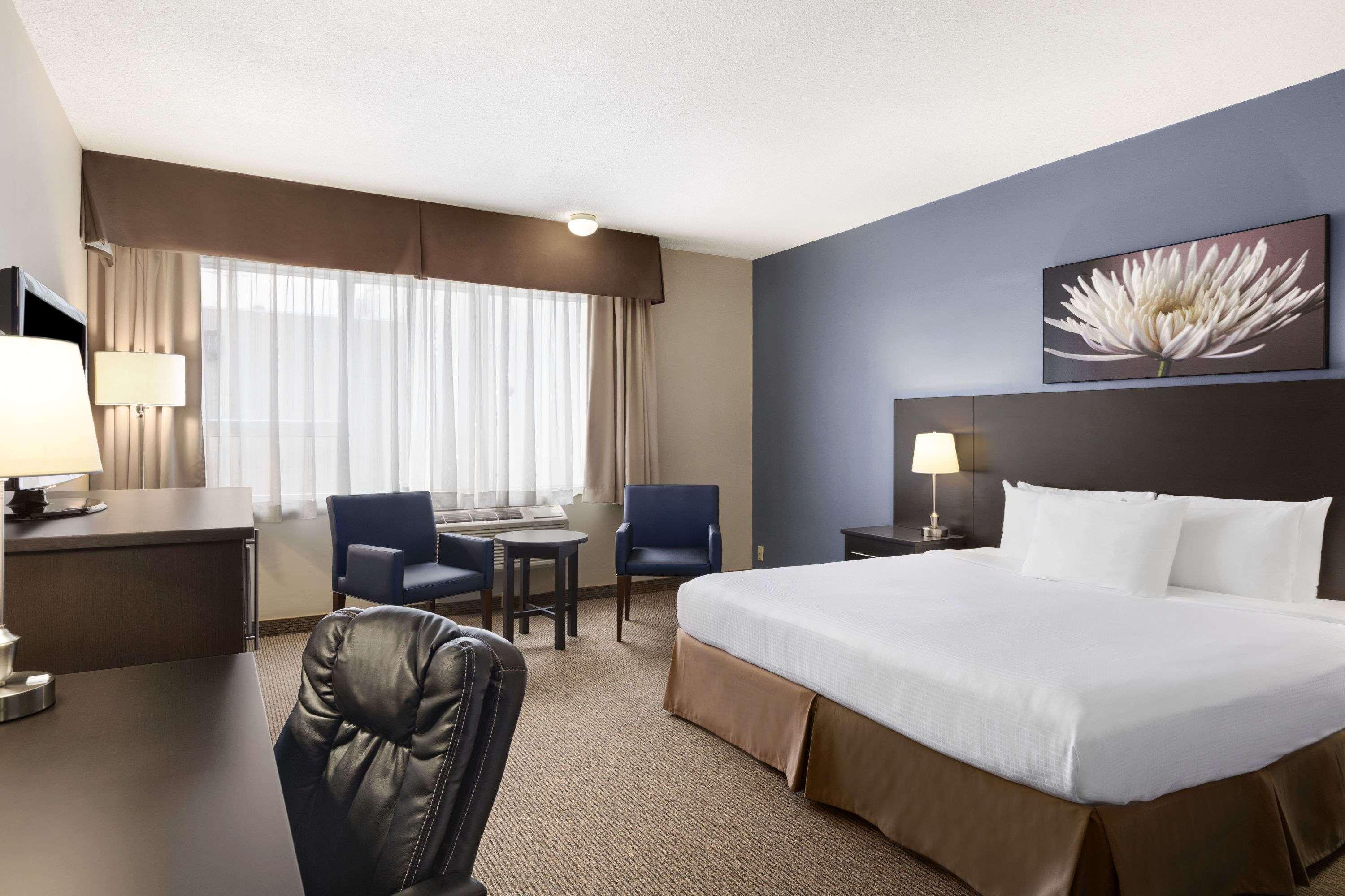 Days Inn By Wyndham Montreal Airport Conference Centre Дорваль Экстерьер фото